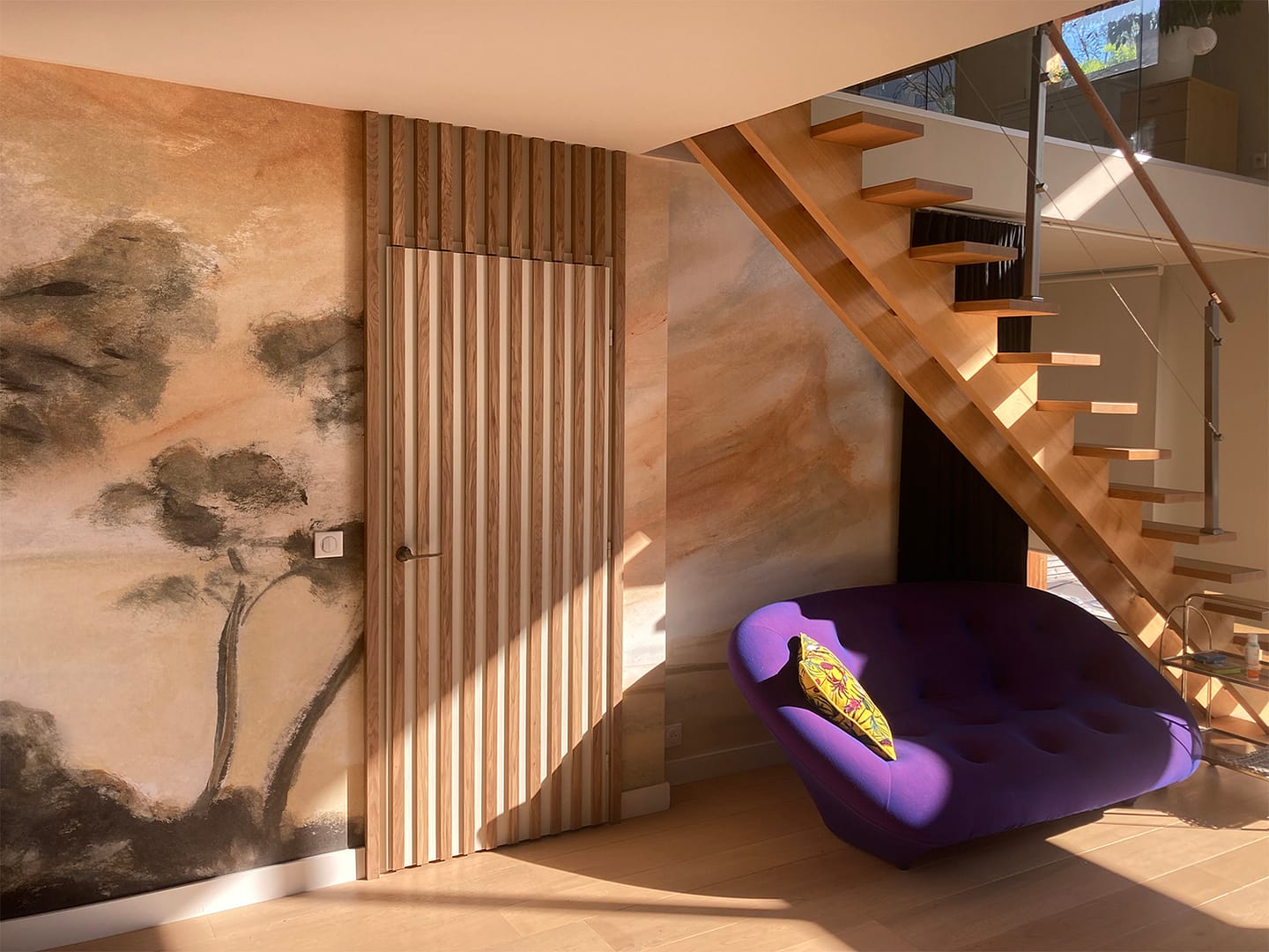 canapé-violet-escalier-bois-sun-papier-peint