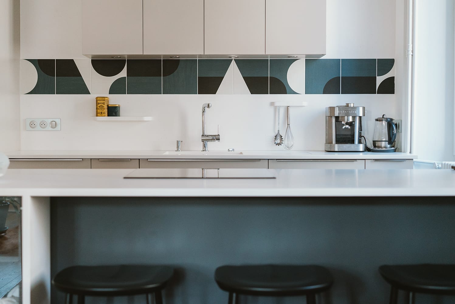 noesis-annecy-cuisine-renovation-voyage-tabouret