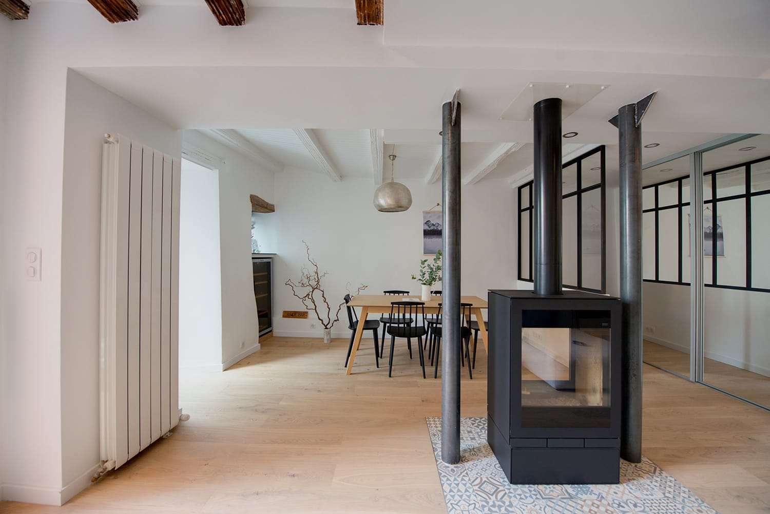 noesis-salon-renovation-parquet-poelepoutre-carreaux-ciment Appartement lumineux situé au coeur du vieux quartier d'Annecy