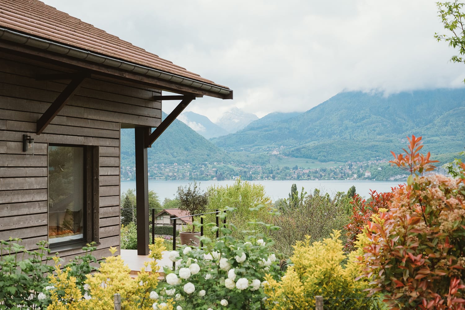 noesis-bensaid-lac-lumineux-paysage-chalet
