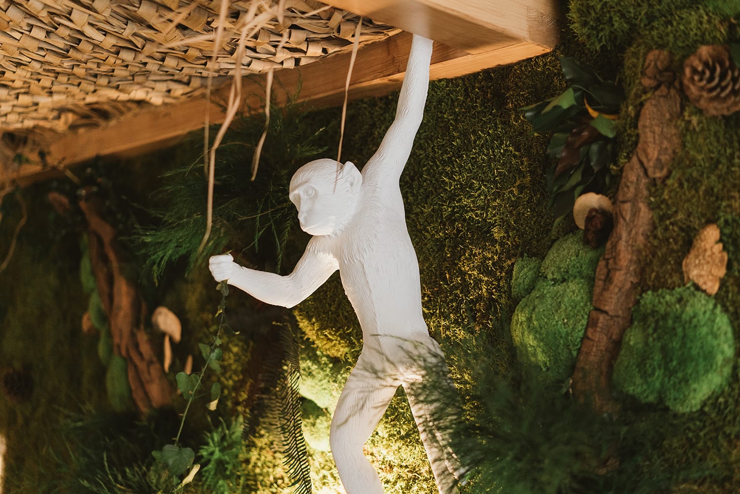 noesis-spa-des-lys-jungle-seletti-lamp-monkey Luminaire Singe Seletti devant un mur végétalisé