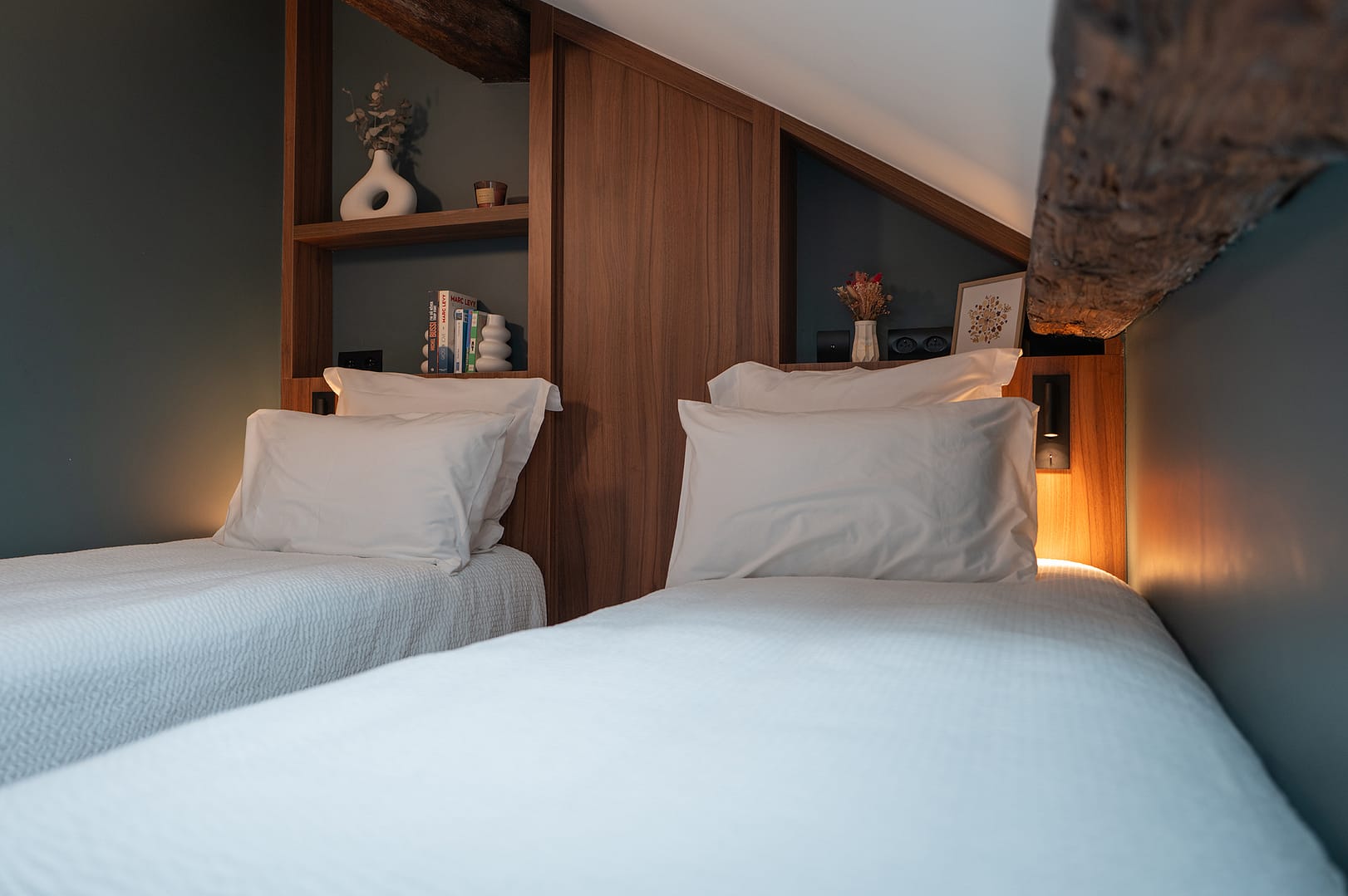 chambre;rampant;combles;lits;jumeaux;noyer;double
