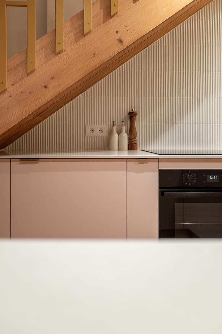 agencement;cuisine;rénovation;pink;credence;cannelé