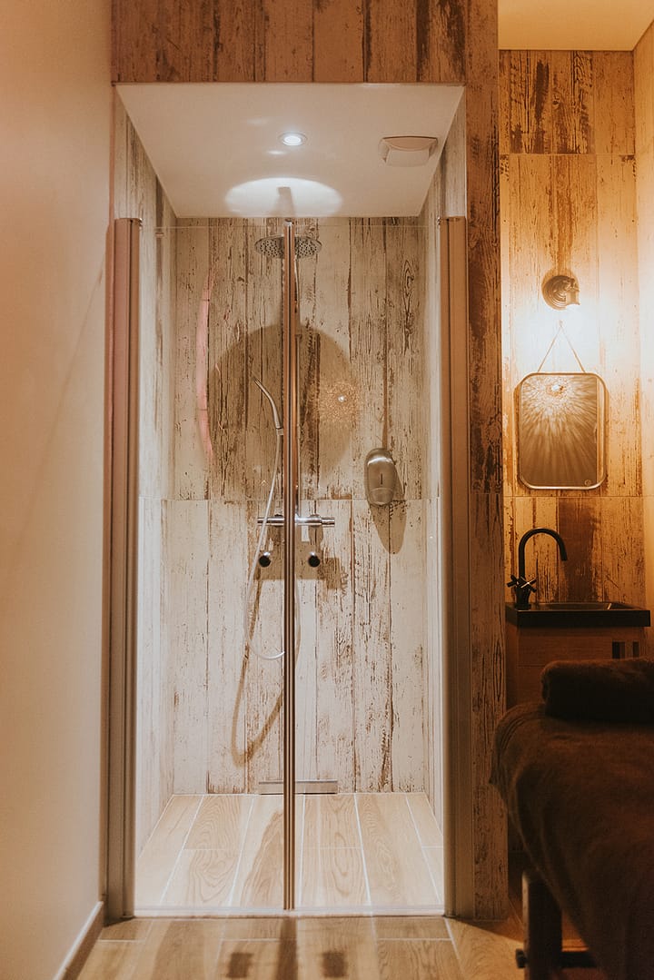 noesis-spa-des-lys-jungle-tropical-sanitaire-douche cabine de douche style cabane au pas des lys