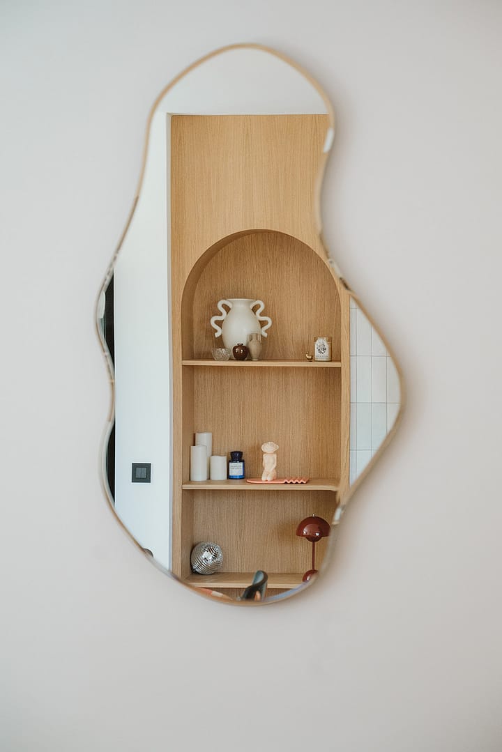 noesis-cuisine-bois-lumineux-salon-cheminée-canapé-osier-miroir