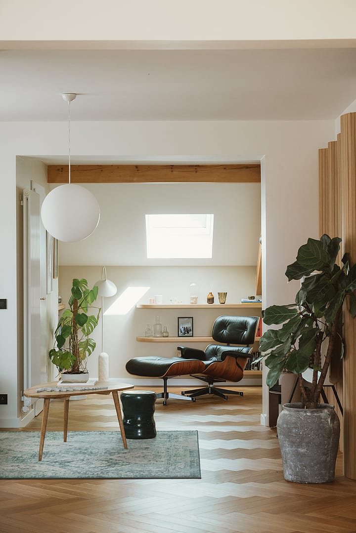 noesis-cuisine-bois-lumineux-salon-cheminée-fauteuil-eames-claustra