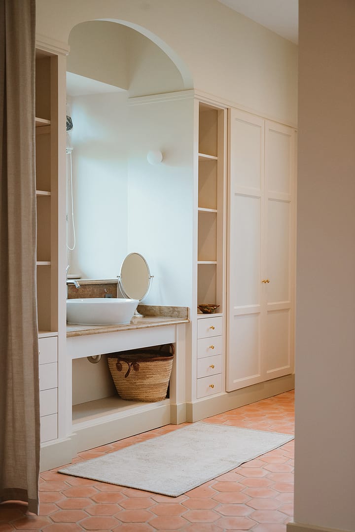 noesis-campagne-bauges-bathroom-white-tomette