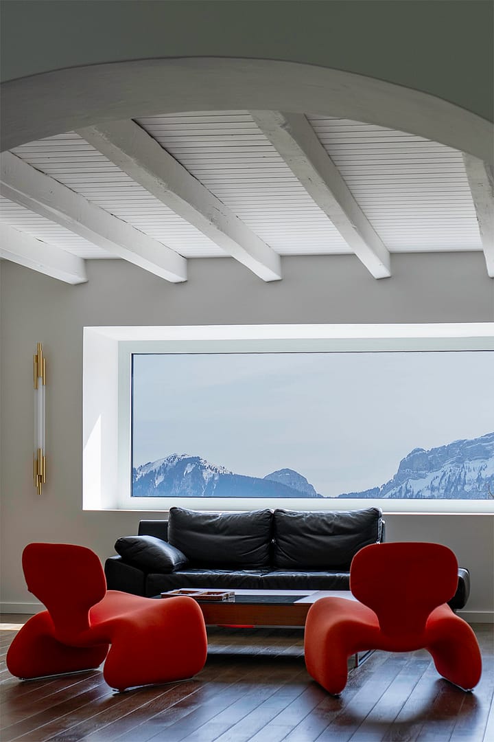 séjour-fauteuil-rouge-poutres-ferme