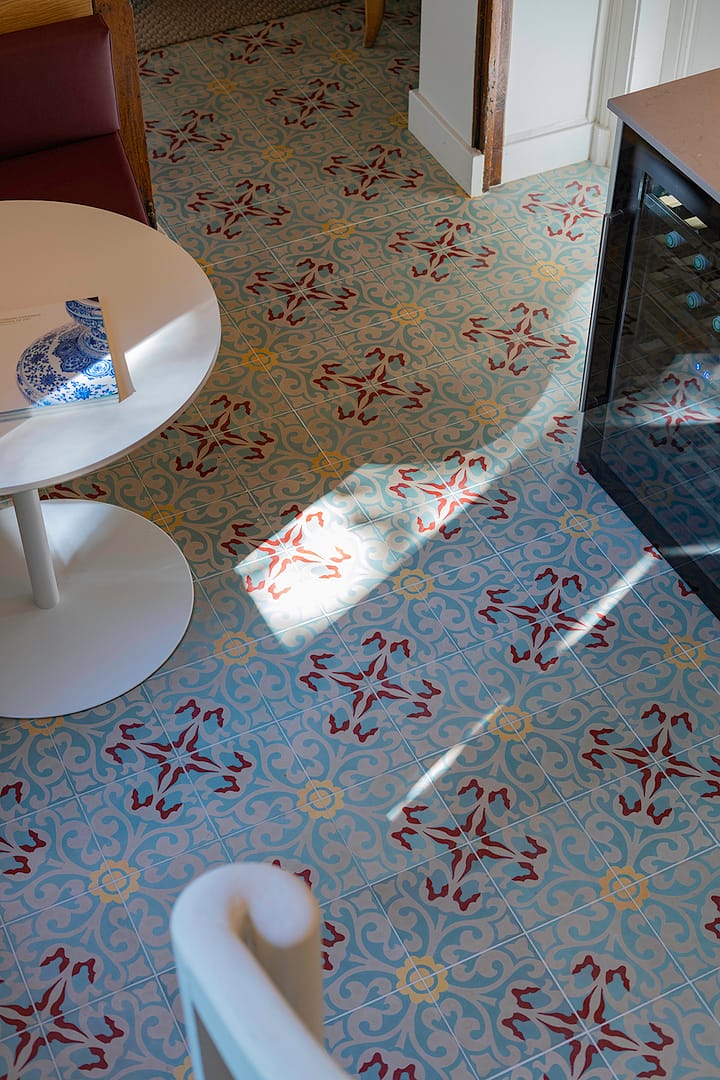 carreaux-ciment-cuisine-table-ronde-escalier