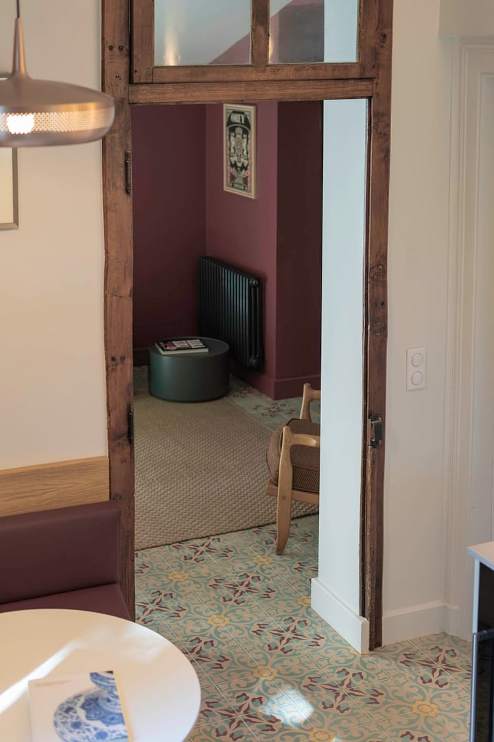 carreaux-ciment-cuisine-table-ronde-escalier-salon