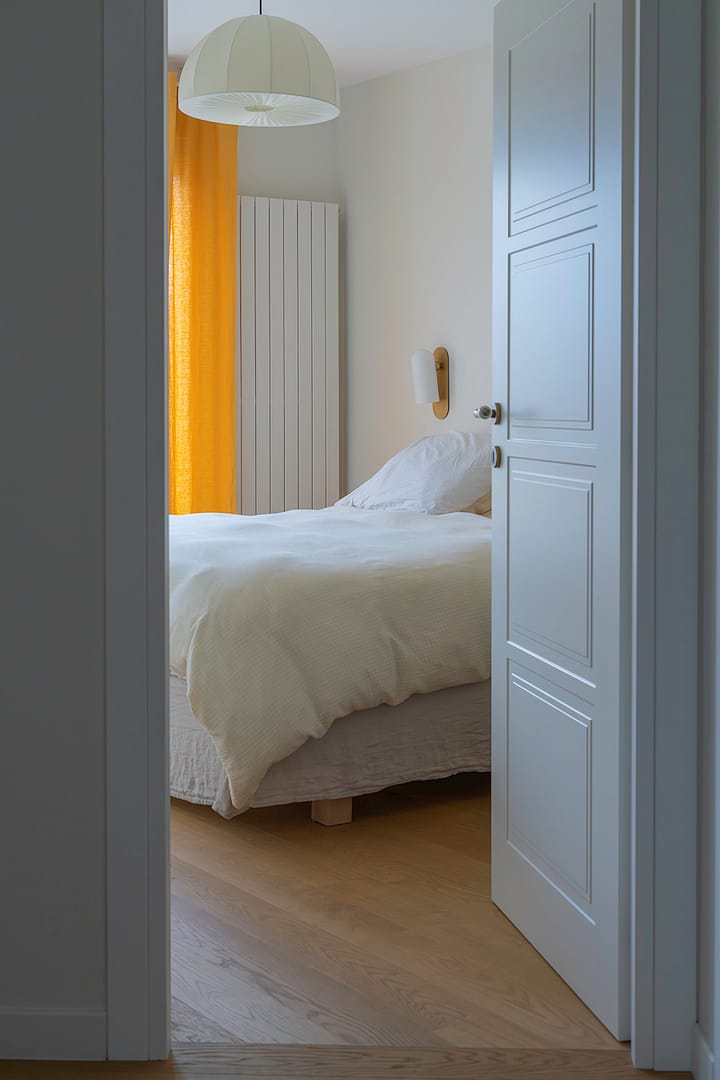 chambre-parentale-applique-laiton-porte-vintage