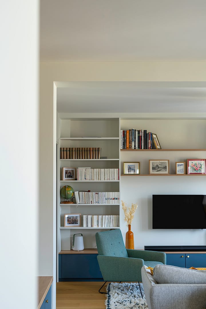 salon-étagère-bibliothèque-fauteuil-meuble-tv