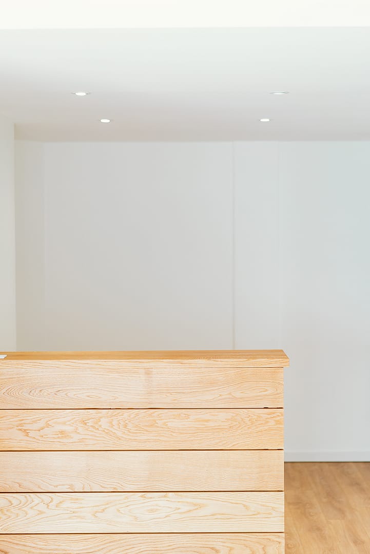 noesis-architecture-veyrier-notaire-annecy-renovation-accueil couloir d'une étude notariale avec verrière séparative