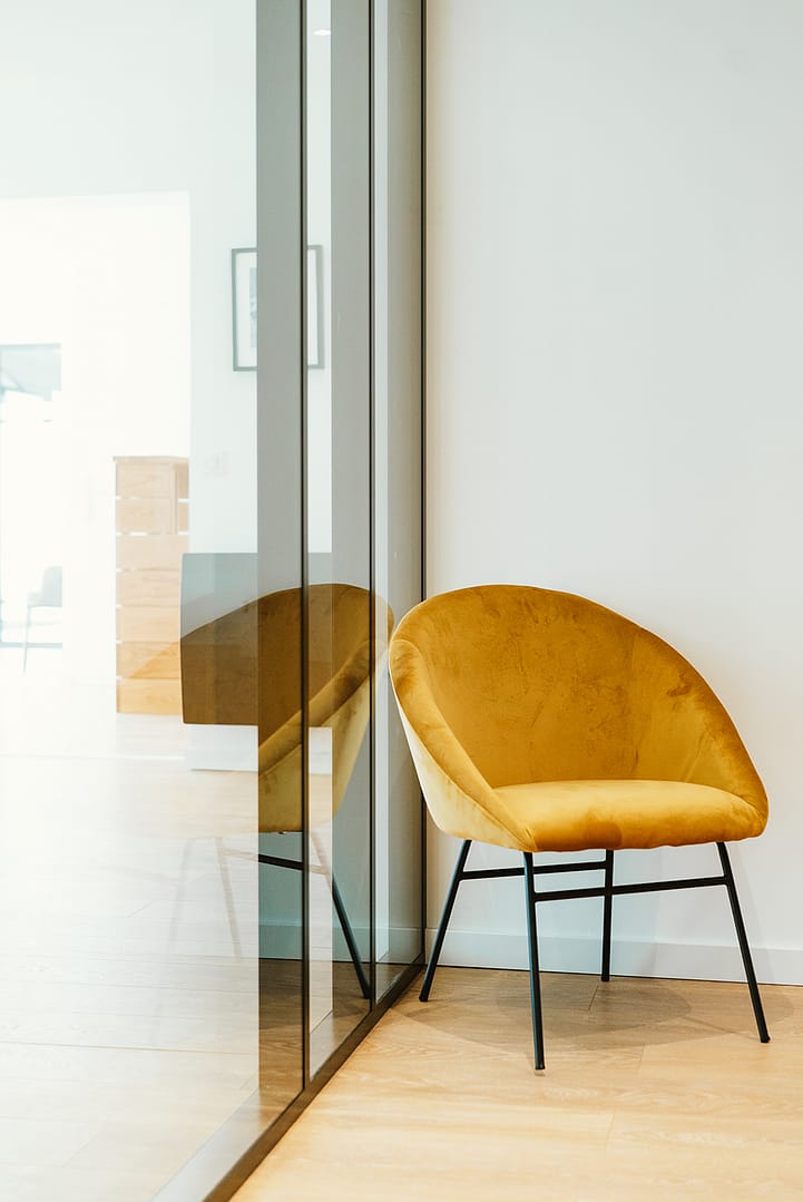 noesis-architecture-veyrier-office-notaire-fauteuil-velours couloir d'une étude notariale avec verrière séparative