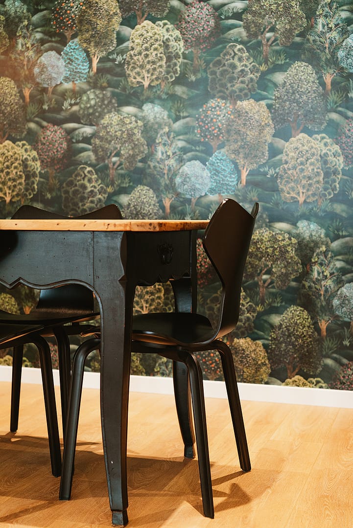 noesis-architecture-veyrier-office-notarial-luminaire-tapisserie-papierpeint couloir d'une étude notariale avec verrière séparative