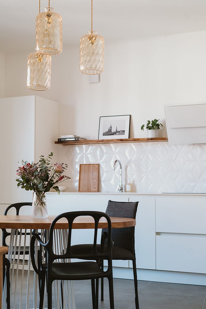 noesis-renovation-annecy-centre-ville-decoration-cuisine-verriere-marbre-table