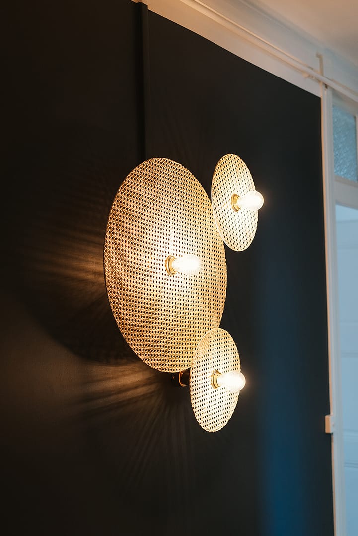 noesis-renovation-annecy-centre-ville-luminaire-mur-bleu