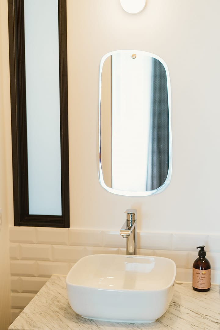 noesis-renovation-annecy-centre-ville-salle-de-bain-baignoire-carrelage-vasque-marbre-metro