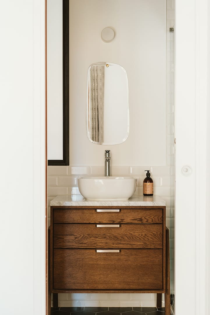 noesis-renovation-annecy-centre-ville-salle-de-bain-baignoire-carrelage-vasque