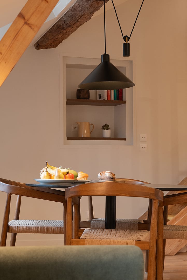 séjour;airbnb;studio;rénovation;table;métal;ronde