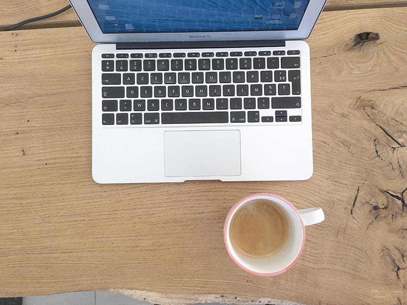 Ordinateur macbook, outil de travail principal des decoratrices et architectes d'intérieur