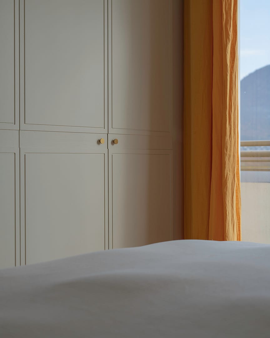 chambre-parentale-applique-laiton-dressing-moulures