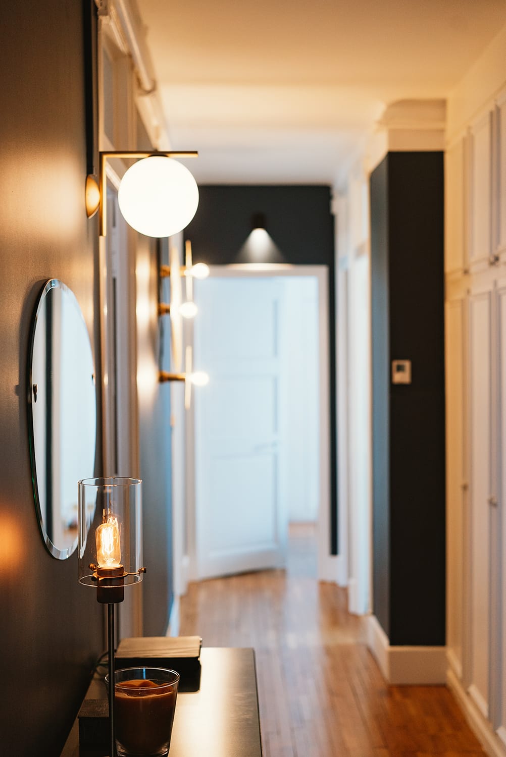 noesis-renovation-annecy-centre-ville-luminaire-mur-bleu-entrée